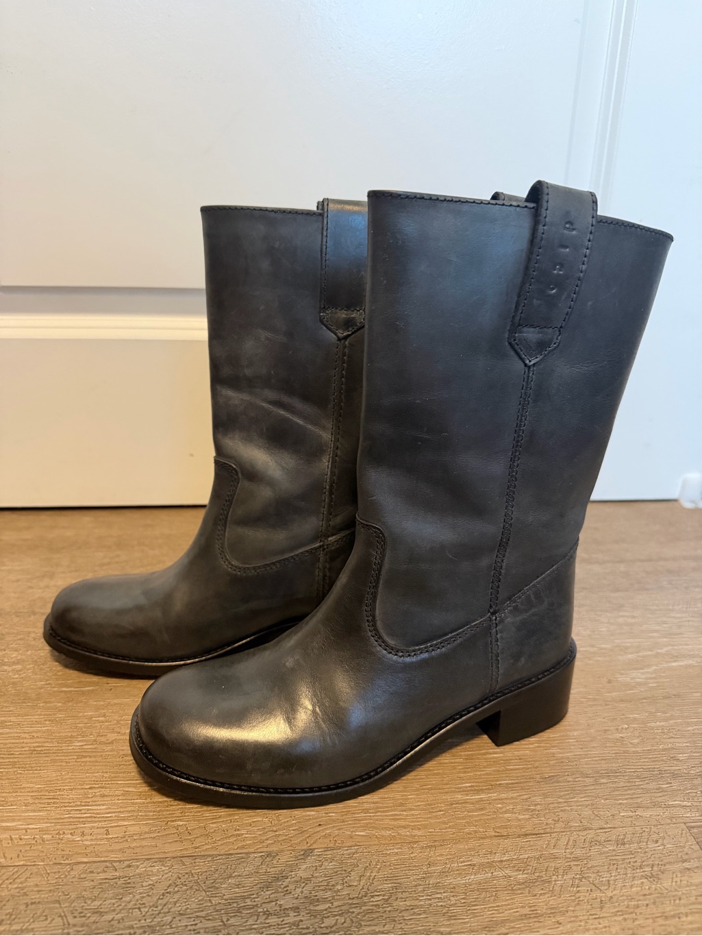 Dico Julia Gaucho Boot In Charcoal Black Escovado Leather — image 2 of 7